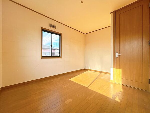 【洋室】2階洋室写真。壁・天井はクロス張り替、床面はフロアタイル張りで仕上げます。