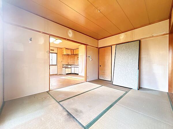 【和室】1階和室写真。リビングに変更予定。壁・天井はクロス張り替、床面はフロアタイル張りで仕上げます。