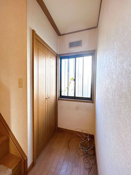 【廊下】1階廊下写真。壁・天井はクロス張り替、床面はフロアタイル張りで仕上げます。