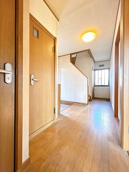 【廊下】1階廊下写真。壁・天井はクロス張り替、床面はフロアタイル張りで仕上げます。