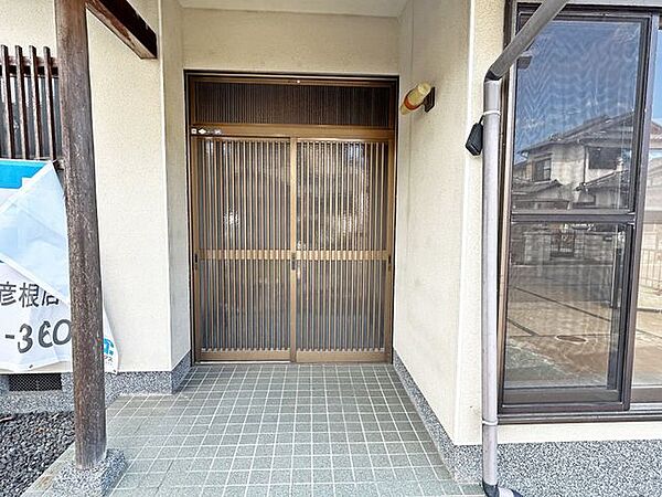 【リフォーム前写真】玄関外部写真。モニター付きインターホンを新設します。