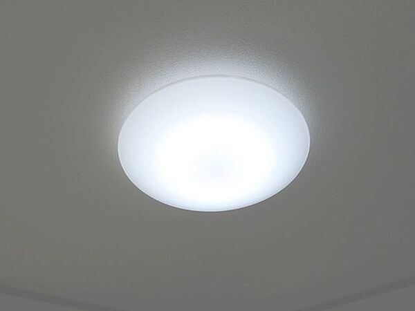 【同仕様写真】各居室にはＬＥＤ照明器具を新設します。リモコン付きで操作も簡単。ＬＥＤですので節約にもなりますね。