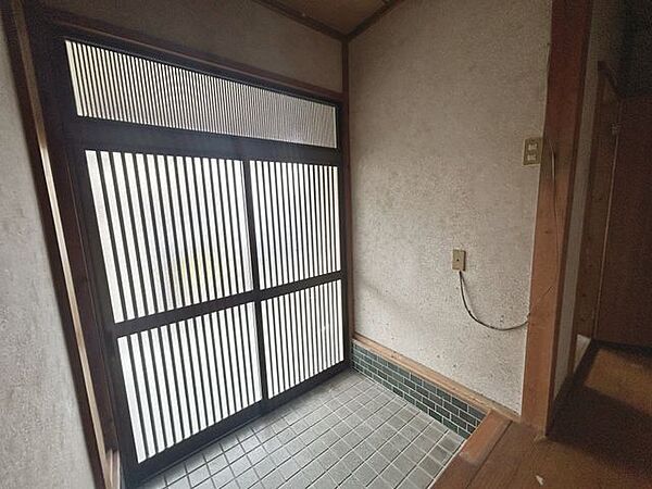 【リフォーム前写真】玄関内部写真。天井・壁のクロス張替え、シューズボックスを新設します。家族と来客をお出迎えする玄関は住宅の顔。明るく清潔感漂う空間に仕上げていきます。