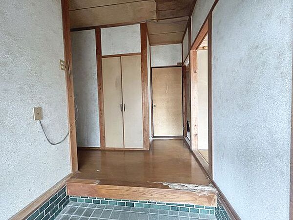 【リフォーム前写真】玄関ホール写真。天井・壁のクロスを張替え、床はフロアタイルで重ね張りを行います。