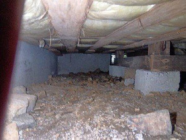 【床下写真】中古住宅の3大リスクである、雨漏り、主要構造部分の欠陥や腐食、給排水管の漏水や故障を2年間保証します。その前提で床下まで確認の上でリフォームし、シロアリの被害調査と防除工事も行います。