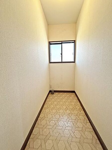 【期間限定現況販売】二階納戸写真。配水管が設置されており便器があればトイレとして利用することが可能です。