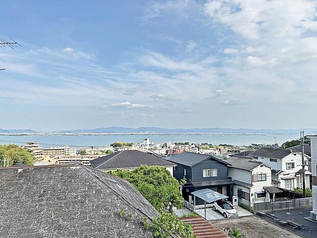 【眺望写真】リビング内横のバルコニーからは琵琶湖が見えます。ぜひ現地で直接ご確認ください。