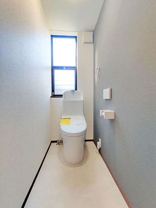 【リフォーム済】トイレ　温水洗浄便座トイレに新品交換します。壁・天井のクロス、床のクッションフロアを張り替えました。