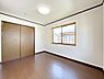 室内：【リフォーム済】2階洋室写真。天井・壁のクロスは貼替え、床はフローリングで仕上げました。