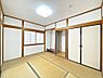 室内：【リフォーム済】1階北側6帖和室　畳表替え、壁・天井クロス張替え、障子・襖張替、照明器具交換、火災警報器設置。