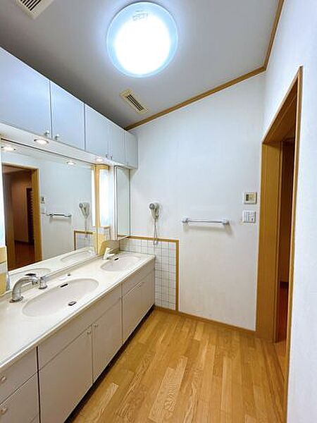 【洗面所】洗面空間広く、化粧台も洗い場が2つあるのでつけおき洗い等しながらもう1つの方で手洗い等ができますね。北西側に別でもう1部屋洗面室もございます。