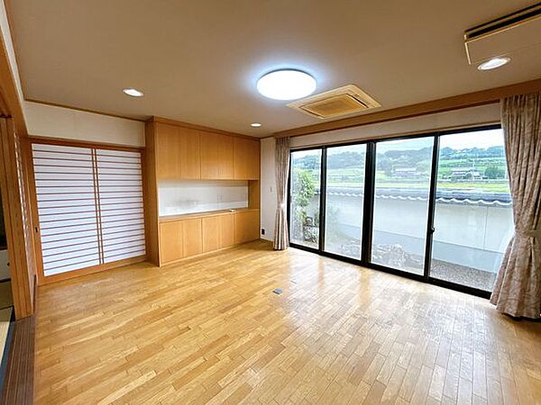 【LDK】LDK約22帖。北側ですが、大開口の窓もあり明るい空間となっております。