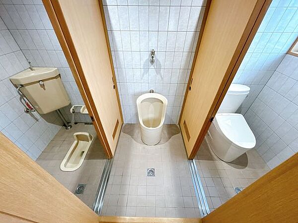 フレンドマート土山店 【トイレ】北西側のトイレです。小便器スペースもございます。 3200m