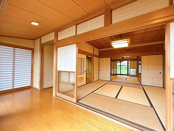 【広縁】建物北側の広縁別角度　続き間の和室8帖が2つございます。