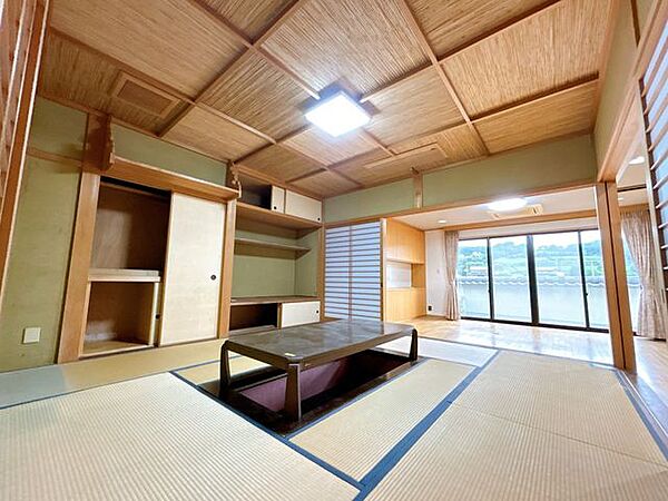 【和室】LDK横の和室約8帖　掘りごたつ付き。リビング横の和室ですのでちょっとくつろぎたいときにそのまま寝ころべますね。