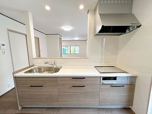 【リフォーム済】キッチン　システムキッチン交換、壁・天井クロス張替、床フローリング重張、照明器具交換。 対面型なので、ご家族と会話しながらお料理を楽しめますね。\t\t