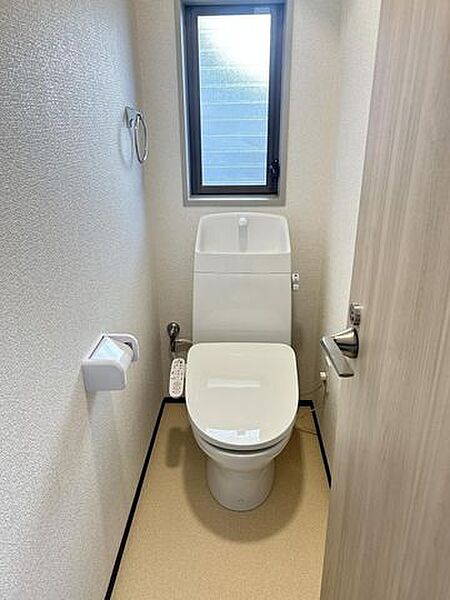 【リフォーム済】トイレ　温水洗浄便座トイレ新品交換、壁・天井クロス張替、床クッションフロア張替、照明器具交換。 クロスを張り替えることで暗くなりがちなトイレも明るく清潔感のある空間に変わりました。\…