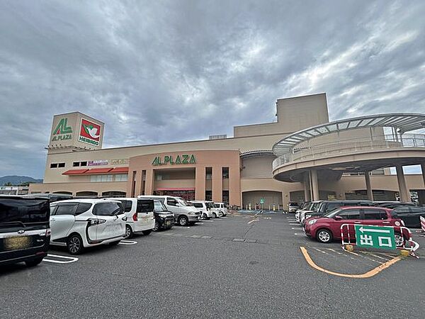 伴谷 【スーパー】アルプラザ水口店様まで約1.7kｍ　（車で5分）です。 駐車場も広く日用品から生鮮品まで揃っていて便利です。\t\t 2400m