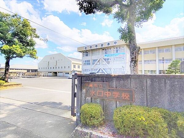 セブンイレブン　水口テクノパーク店 【中学校】水口中学校まで約3kｍ　（自転車で15分）です。 学校行事や部活動で帰りが遅くなっても苦にならない距離です。お友達と会話を楽しみながらの通学も良い思い出…