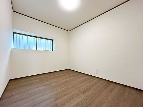 【リフォーム済】1階北側5.25帖洋室　天井・壁クロス張替、床フローリング重張、建具交換、照明器具交換、火災警報器設置。 階段を使わないで済む便利な1階のお部屋。客間としてもお使いいただけます。\t…