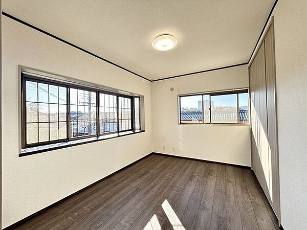 【リフォーム済】2階南側6帖洋室　天井・壁クロス張替、床フローリング重張、建具交換、照明器具交換、火災警報器設置。 南向きの窓からはポカポカ陽光と心地よい風通しを確保。お天気のいい休日はお部屋の模様…