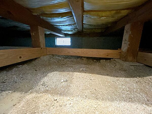 中古住宅の3大リスクである、雨漏り、主要構造部分の欠陥や腐食、給排水管の漏水や故障を2年間保証します。その前提で床下まで確認の上でリフォームし、シロアリの被害調査と防除工事もおこないます。\t\t\t
