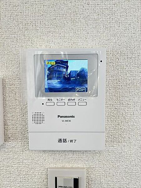【リフォーム済】インターフォン　は新品交換しました。 見やすい液晶画面なので夜間の訪問者の確認やお子様のお留守番時にも安心。セールスの訪問時も外に出ずとも室内から対応できるので便利です。\t\t