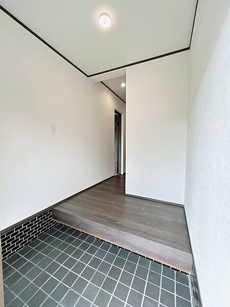 天井・壁クロス張替、床フローリング重張、照明器具交換。 南側の窓は玄関に清潔感と明るさを足してくれます。\t\t