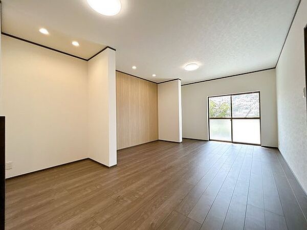 【リフォーム完成済み】リビング（別角度）家族がだんらんする場所は、ダイニングキッチンと和室を改装して広いＬＤＫにリノベーションしました。