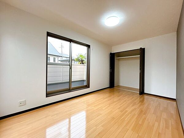 【リフォーム済】2階洋室7.5帖。バルコニーへの出入りができるお部屋です。メインベッドルームに最適。