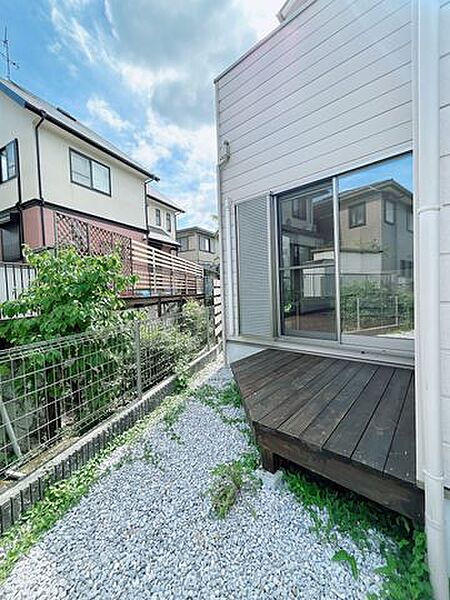 こちらにもウッドデッキがついております。