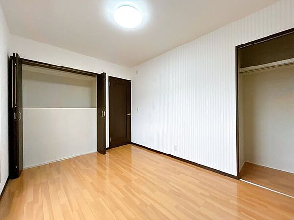 【リフォーム済】2階西側洋室6帖。収納が2か所あり収納力に長けたお部屋です。