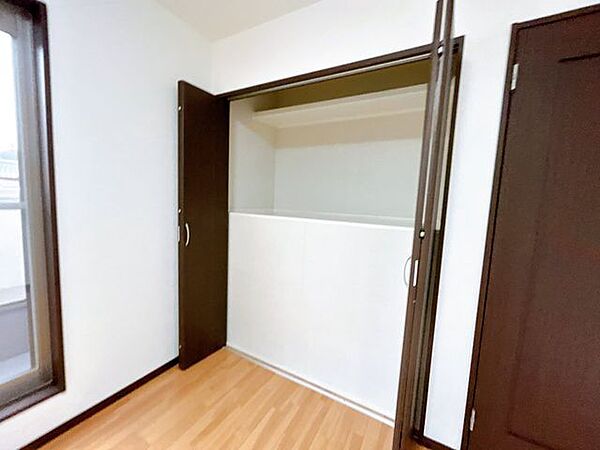【リフォーム済】洋室収納。幅広の収納なので大きなお荷物も収納できます。
