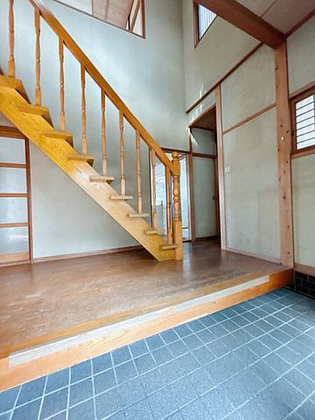 【リフォーム中】広々した玄関です。床はフローリングで仕上げます。