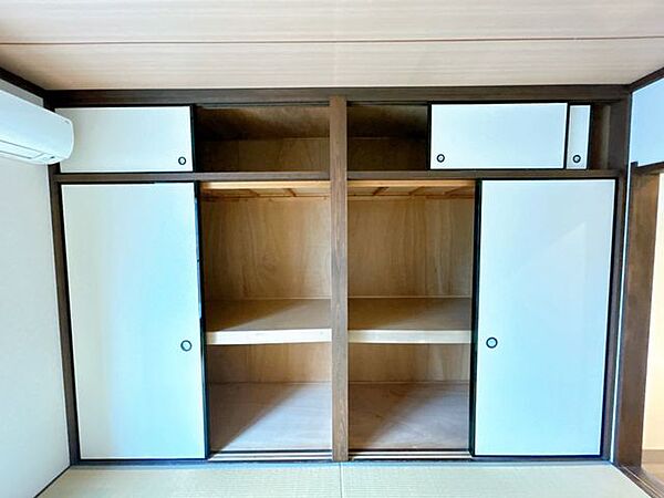 草津市立松原 【室内現況販売】広々した押入れです。 1600m