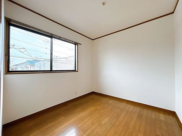 セブンイレブン草津野村5丁目店 【室内現況販売】洋室4.5帖。洗面所と行き来可能な部屋です。 600m