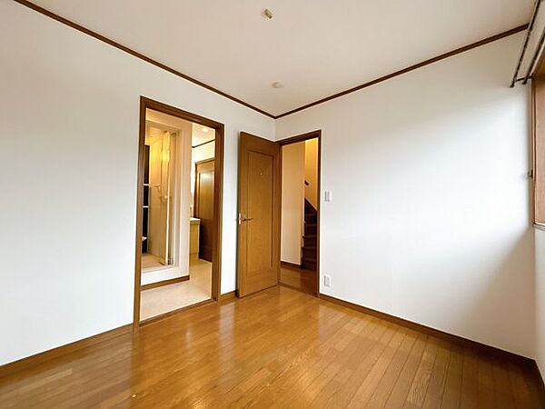 アルプラザ草津 【室内現況販売】洋室4.5帖。洗面所と行き来可能な部屋です。 1100m