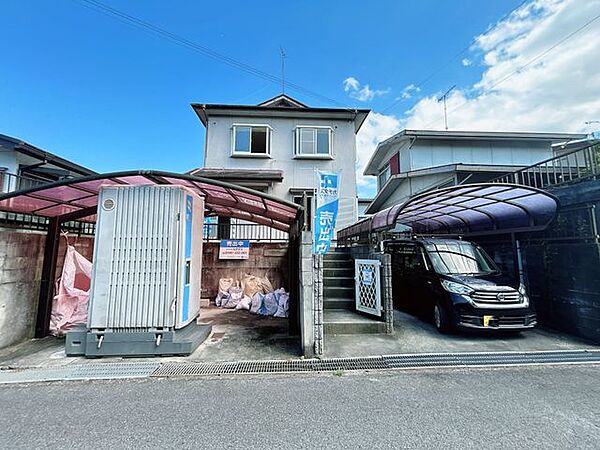 【リフォーム中】カーポート付き駐車場。合計3台駐車可能です。