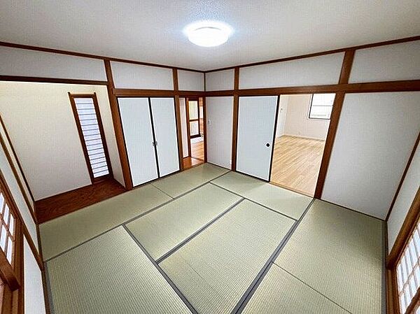 日当たりのよい8畳の和室