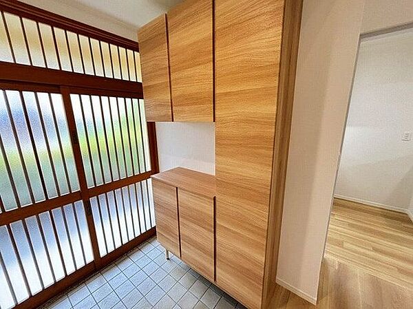 広い玄関・靴箱付きです
