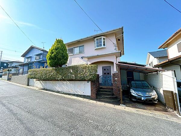 【現況販売】現地外観写真　 駐車スペースはカーポート付きですので、車の乗り降りも快適です。\t\t