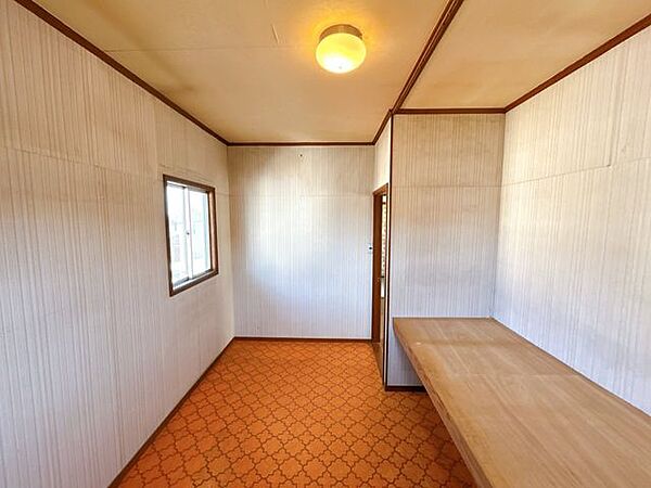 【現況販売】2階南西側5.5帖洋室　 カウンター収納は、物をすっきり整理しながらディスプレイとしても活用していただけます。\t\t