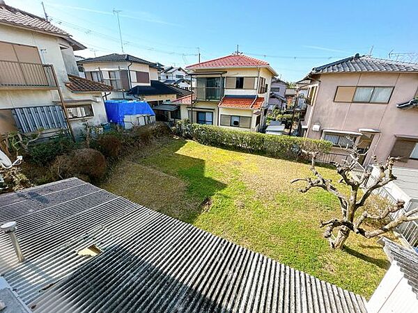 【現況販売】庭（2階から撮影）　 広いお庭は、バーベキューや家庭菜園に最適です。\t\t