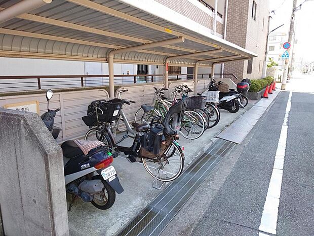 【駐輪所】駐輪所の写真です。自転車が使えると買い物が楽になりますね。