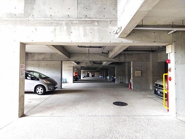 【駐車場】駐車場の写真になります。現在の空き状況や近隣駐車場や最新の空き情報等はスタッフにお尋ねください。