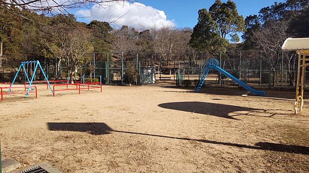 【近隣写真】公園まで10ｍ、徒歩約1分です。マンションのエントランスを出ると目の前にあります。お子様が遊んでいるところをバルコニーから見ることができますよ。