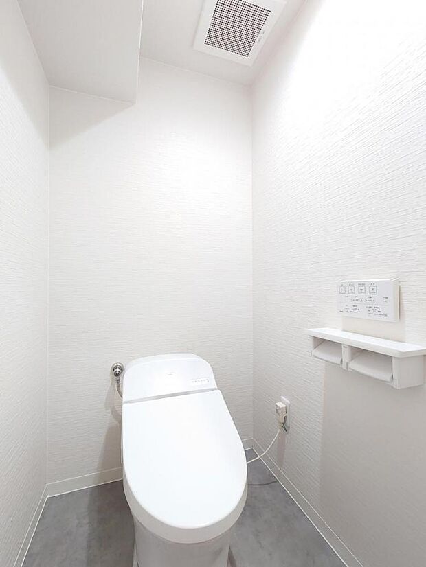【リフォーム済】トイレの写真です。トイレはクリーニングを行い、クッションフロア張替、クロス張替を行いました。一体型の便器ですのでかっこいいですね。便器は2018年に交換しております。