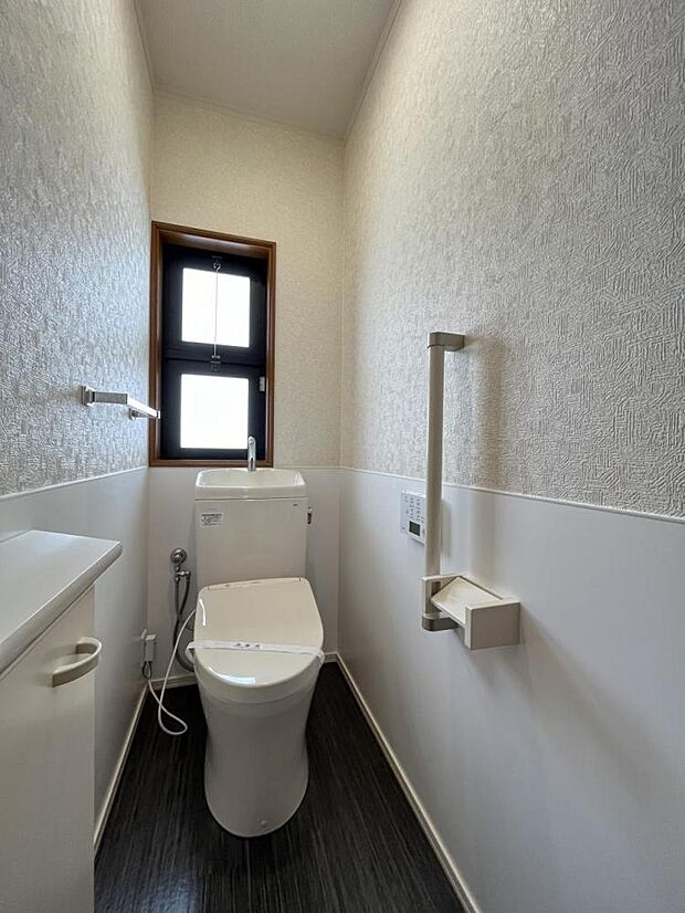 【リフォーム済】2階トイレの写真です。クロス張替え・ハウスクリーニングを行いました。ウォシュレット付きなので、便利ですね。
