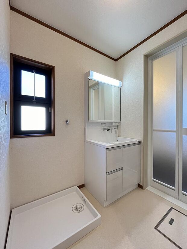 【リフォーム済】2階洗面室の写真です。こちらは洗面台を交換しました。