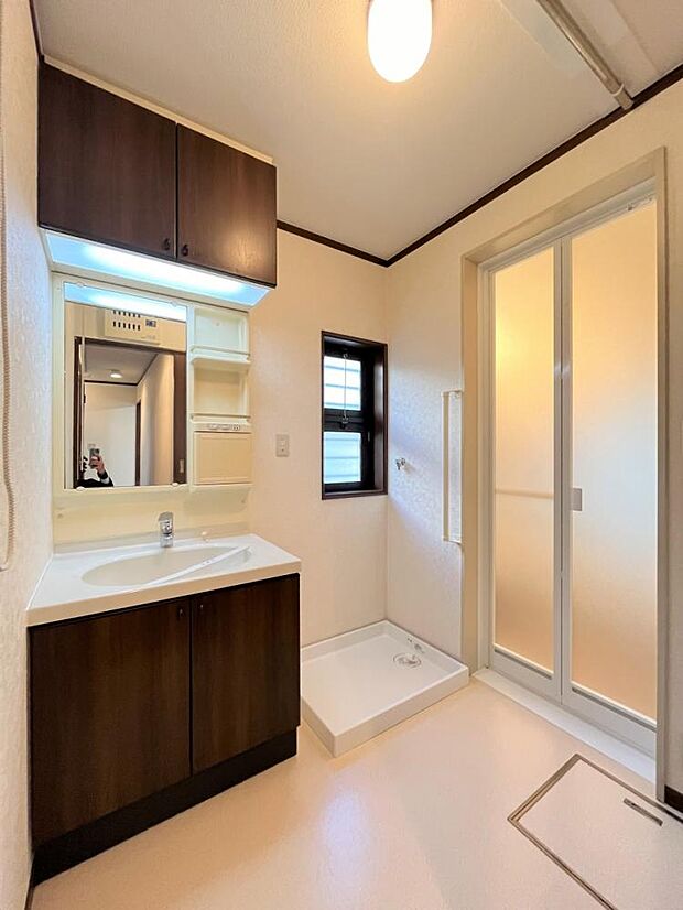 【リフォーム済】1階洗面室の写真です。こちらはクッションフロア張り替え・クロス張替え・ハウスクリーニングを行いました。